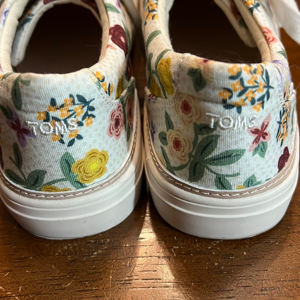 Floral TOMS lace up shoes, super cute! VGUC